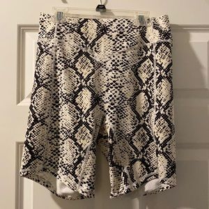 Balance Athletica Rider Shorts Python size M